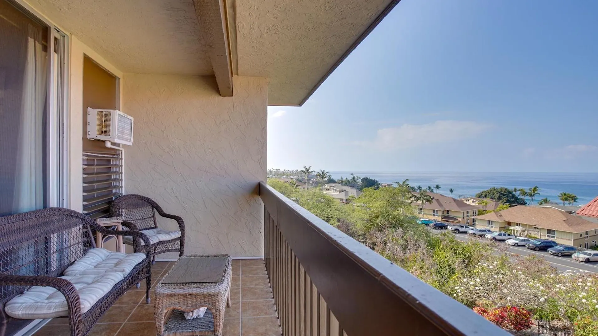 Kailua-Kona Condo Steps To Beach And Downtown!